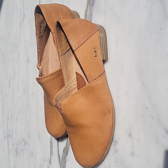 B.O.C. Born Concepts Womens Suree Tan Leather Slip On Loafers Flats Sz 6 - Picture 1 of 6